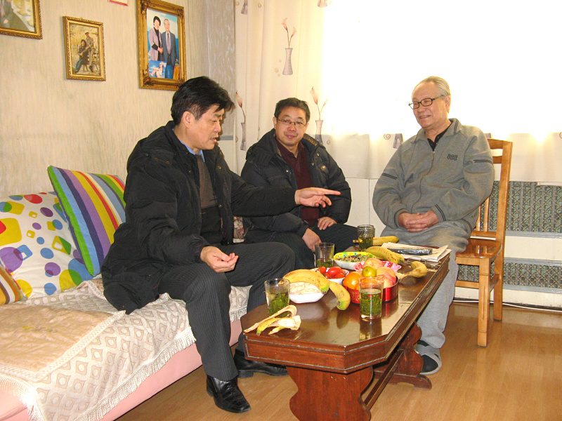 贾国权、仝双印与老盟员冯世栋亲切交谈.jpg