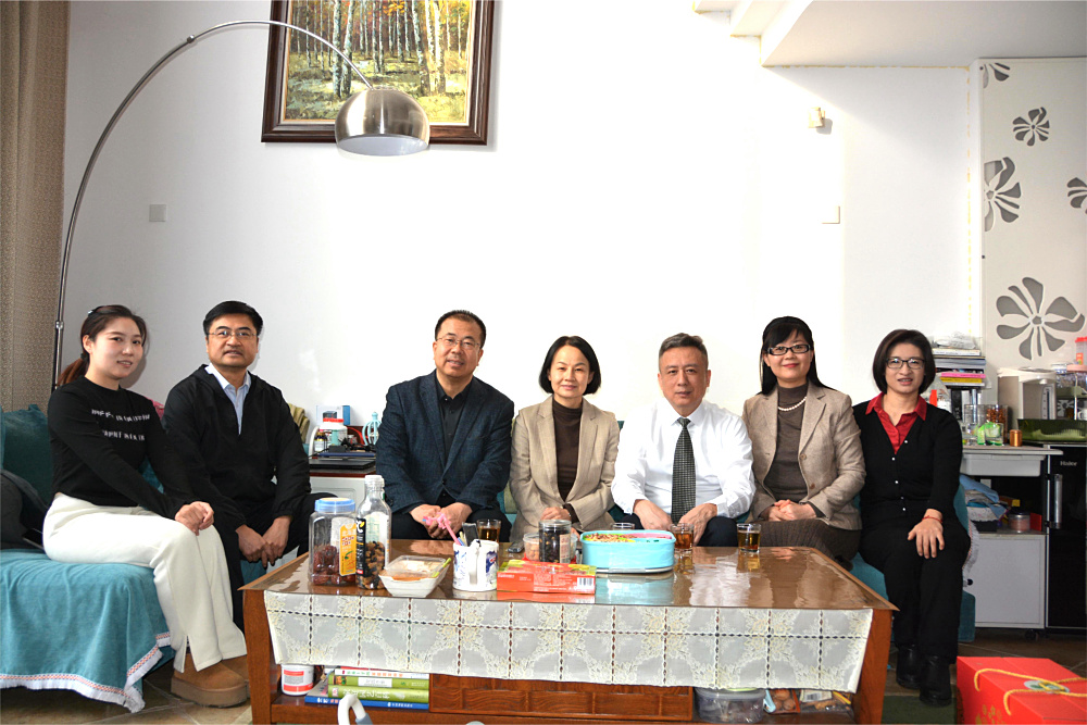 张慧主委一行节前慰问民盟新疆区委会老领导 (3).jpg