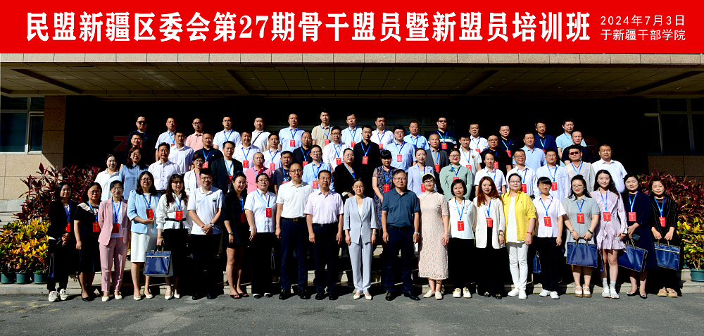 组工大厦合影.jpg