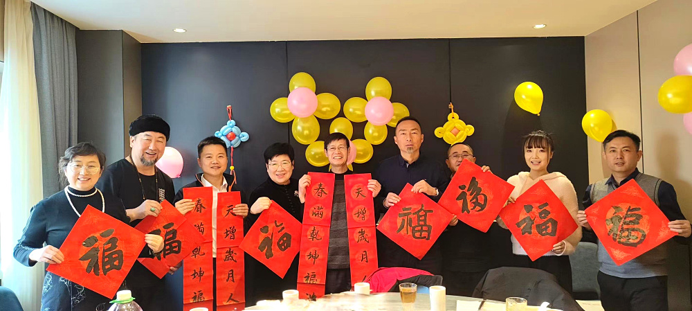 民盟新疆铁路支部组织参观新疆矿产博物馆 (3).jpg