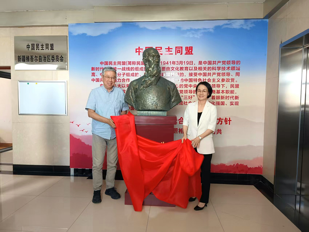田刚主席来疆-2025年7月与张慧主委一同给张澜像揭幕.jpg