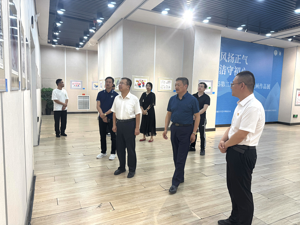 民盟新疆区委会机关参观“清风扬正气，廉洁守初心”漫画展 (2).jpg