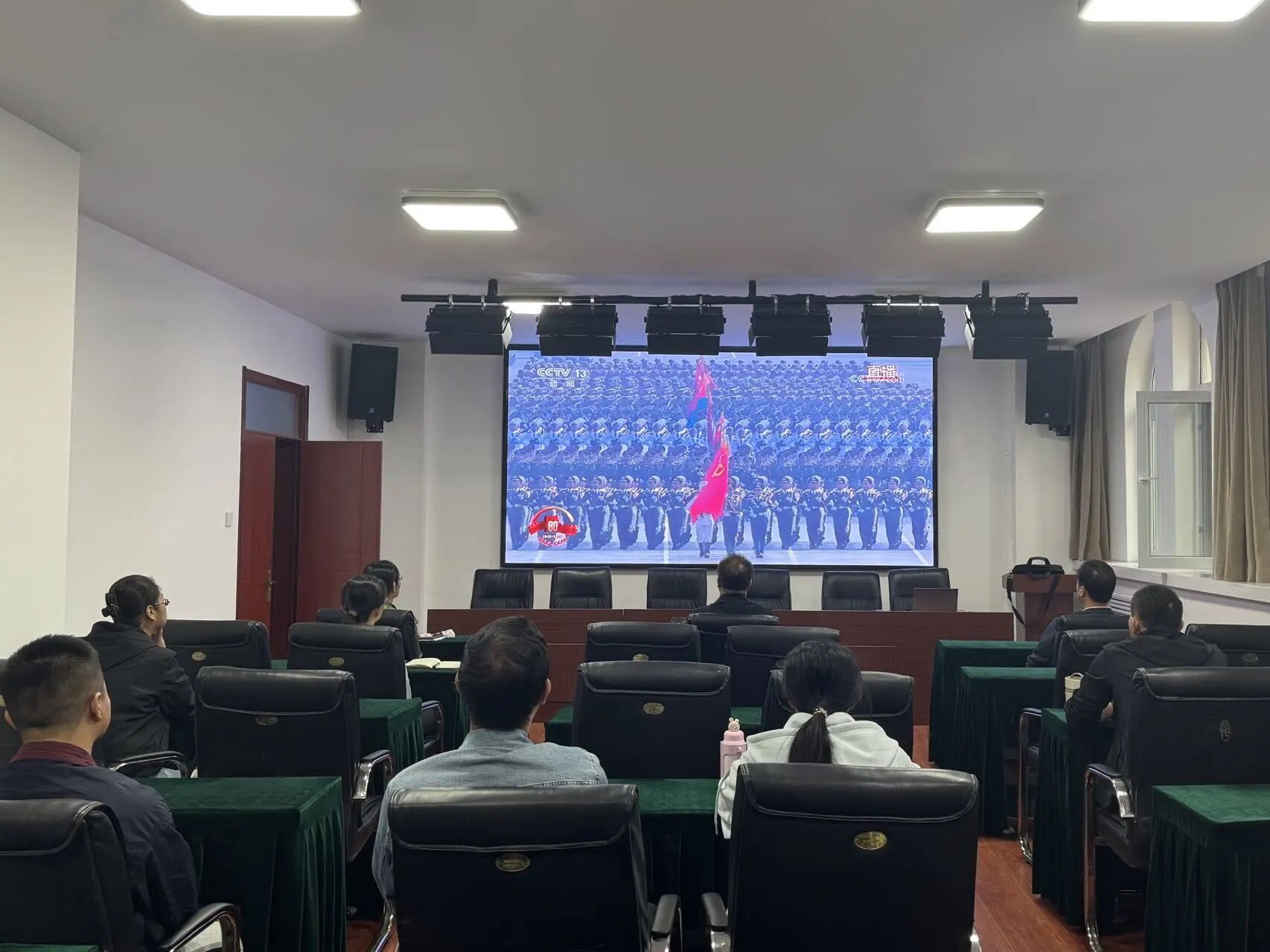 民盟新疆区委会组织全体机关干部集体观看纪念中国人民抗日战争暨世界反法西斯战争胜利80周年大会及阅兵式.jpg 民盟新疆区委会组织全体机关干部集体观看纪念中国人民抗日战争暨世界反法西斯战争胜利80周年大会及阅兵式.jpg