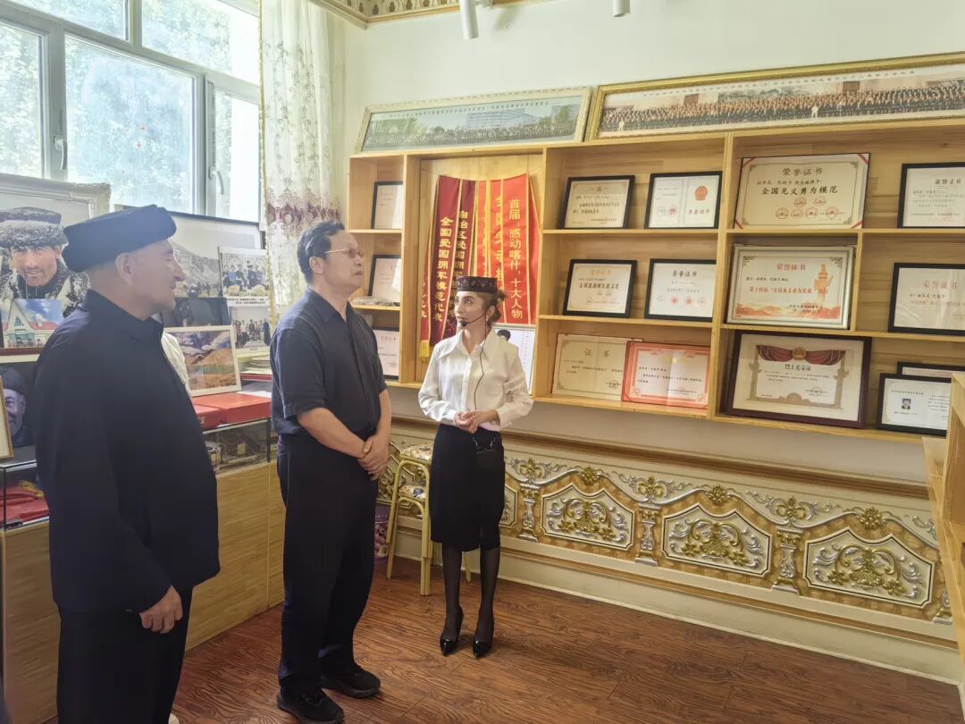 谢经荣一行还赴塔什库尔干塔吉克自治县提孜那甫乡守边护边爱国教育基地开展“学规定、强作风、树形象”主题教育现场活动.jpg 谢经荣一行还赴塔什库尔干塔吉克自治县提孜那甫乡守边护边爱国教育基地开展“学规定、强作风、树形象”主题教育现场活动.jpg