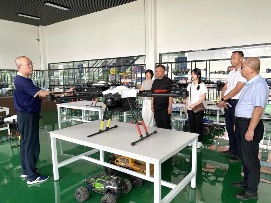 民盟新疆区委会经济法律金融工作委员会、青年工作委员会、煤炭支部联合组织盟员，赴新疆爱虎起点模型科技有限公司，开展“布局低空经济 产业创新未来”调研考察2.jpg