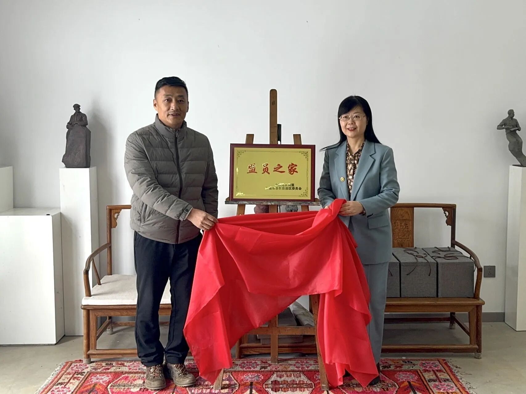 曹笑艳为新疆雕塑学会-马昌民雕塑工作室“盟员之家”授牌.jpg 曹笑艳为新疆雕塑学会-马昌民雕塑工作室“盟员之家”授牌.jpg