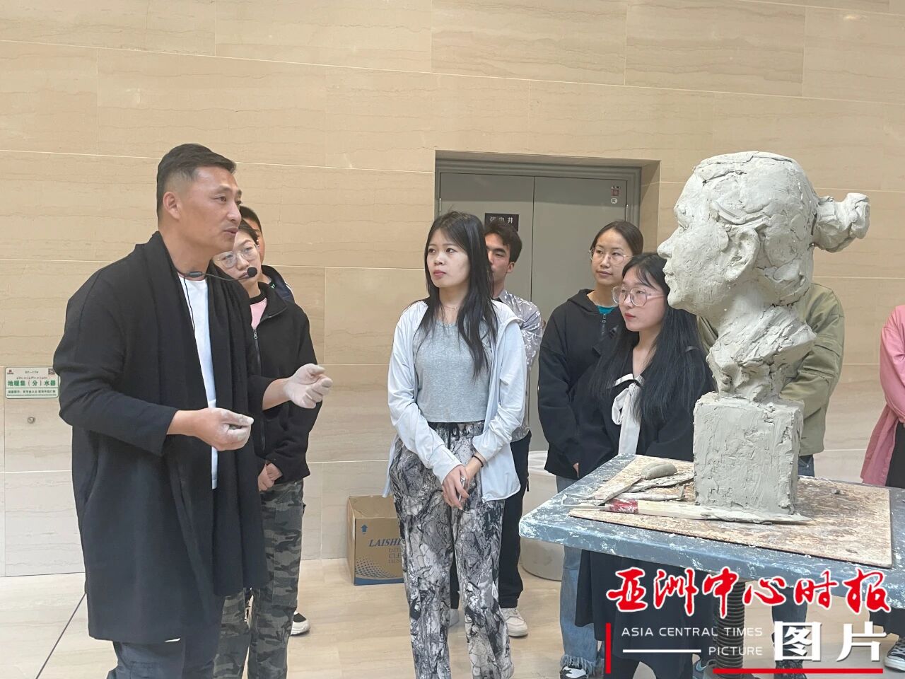 马昌民(左一)为劳动者塑像.jpg 马昌民(左一)为劳动者塑像.jpg