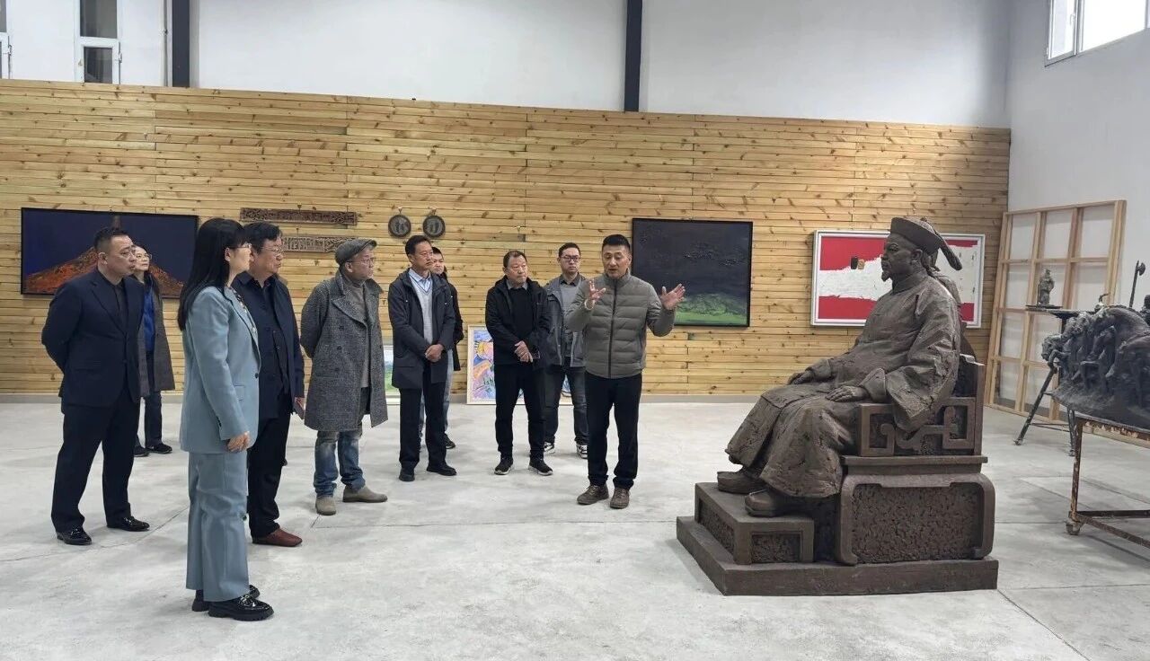 马昌民带领大家参观了雕塑工作室.jpg 马昌民带领大家参观了雕塑工作室.jpg